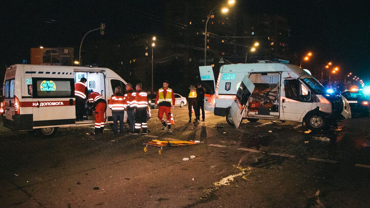 В Киеве Peugeot влетел в "скорую": у погибшей женщины-фельдшера остался маленький ребенок