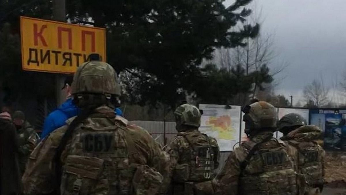 В Чернобыльскую зону под Киевом незаконно проникли 5 мужчин на мотоциклах