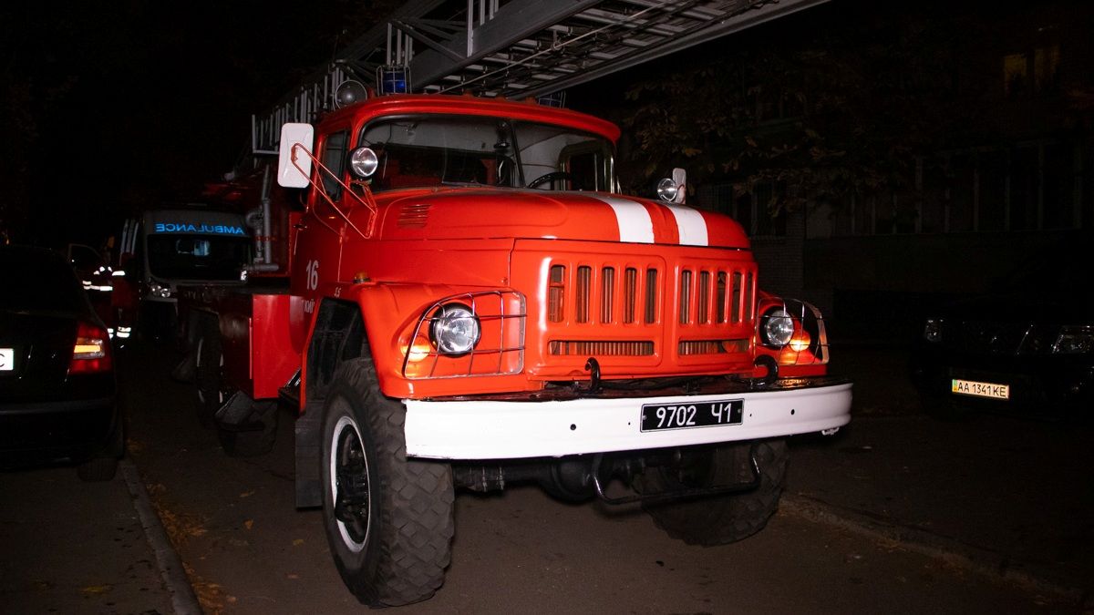 В Киеве в жилом доме загорелись покрышки: 4 человека отравились угарным газом