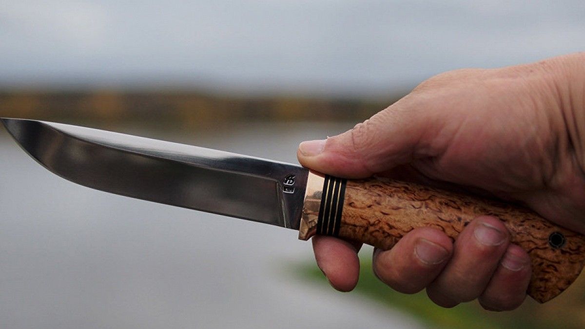 В Киеве житель хостела порезал двух соседей из-за перестановки мебели и всадил нож себе в живот