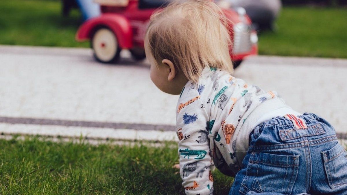 Под Киевом двухлетняя девочка сбежала из дома и прошла один километр