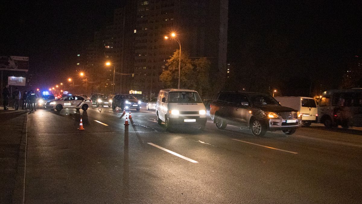 В Киеве на Харьковском шоссе Lexus сбил пьяного мужчину