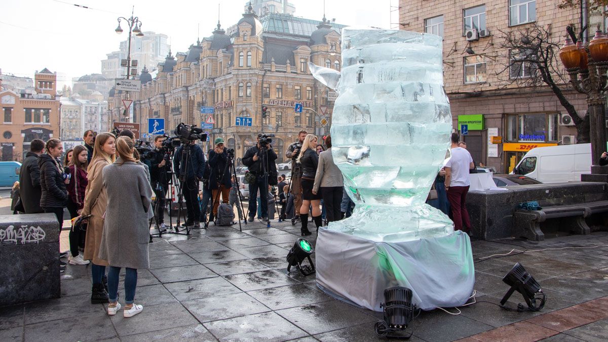 В центре Киева на месте Синей руки появилась тающая рысь: что означает новая скульптура