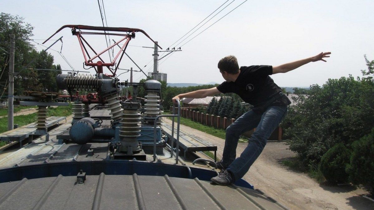 Под Киевом мужчина залез на вагон и получил разряд током