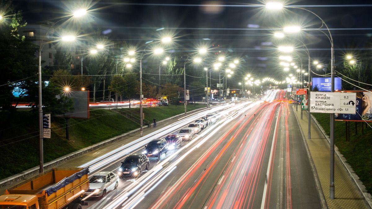 В Киеве засияло новое освещение: где появились современные уличные светильники
