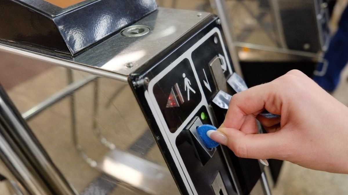 Сколько жителей Киева по-прежнему пользуются жетонами в метро
