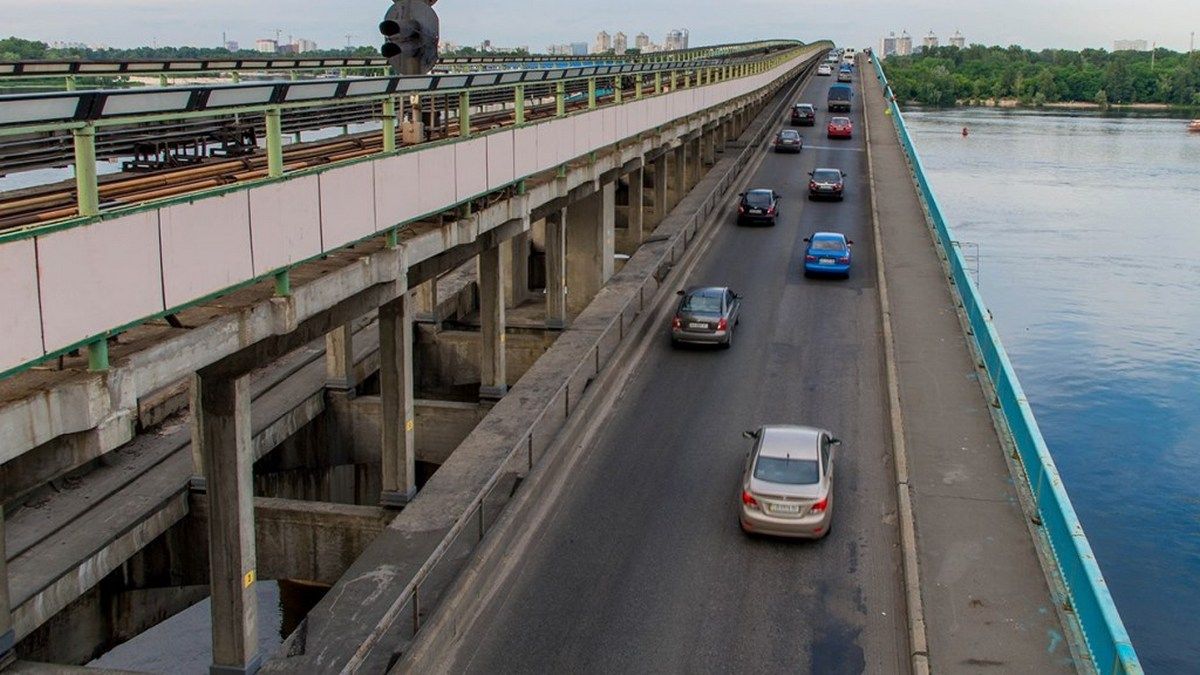 В Киеве полностью восстановят движение по мосту Метро: подробности