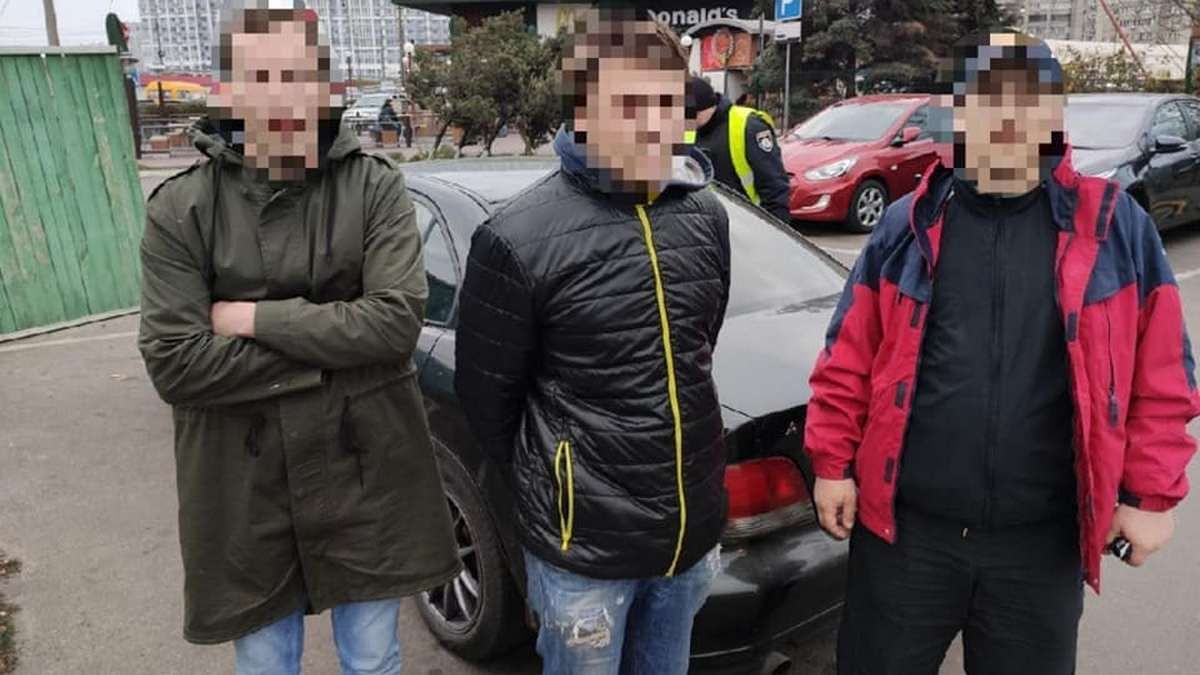 В Киеве мужчина закрылся в туалете заведения и кололся: в его машине нашли наркотики