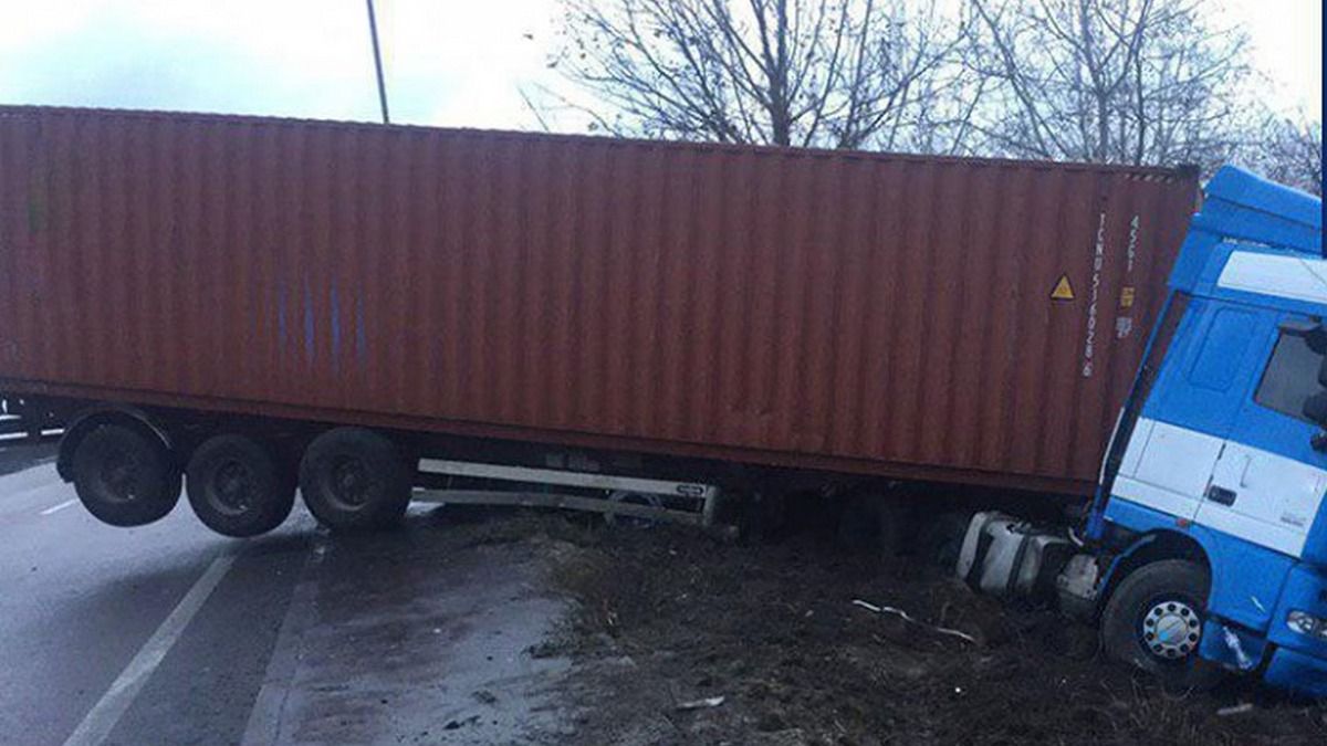 В Киеве на Заболотного фура вылетела в кювет: образовалась пробка