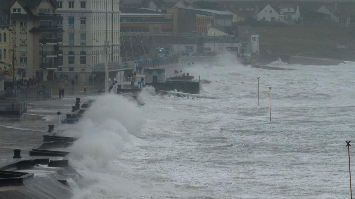 Обыски в мэрии Ужгорода, перепись населения Украины и шторм "Амели" в Европе: ТОП новостей дня
