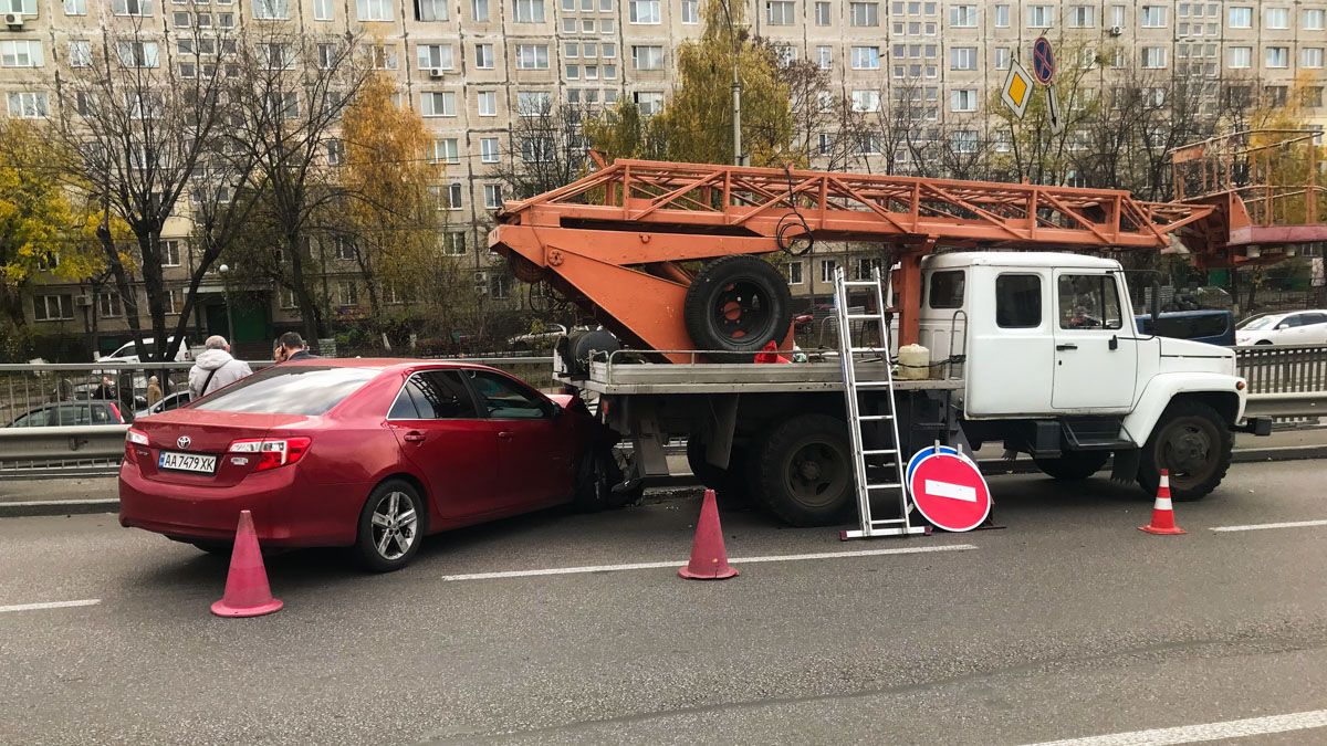 В Киеве на Науки столкнулись Volkswagen и Toyota: последний влетел в машину коммунальщиков