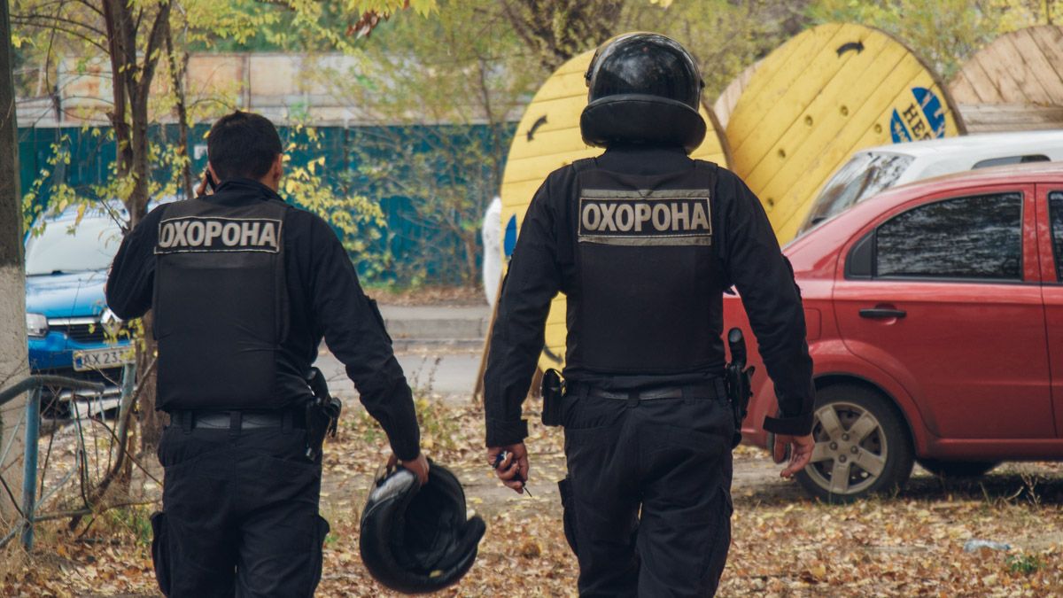 В Киеве на Полевой жителей общежития выгнали из дома и начали избивать: что известно о конфликте