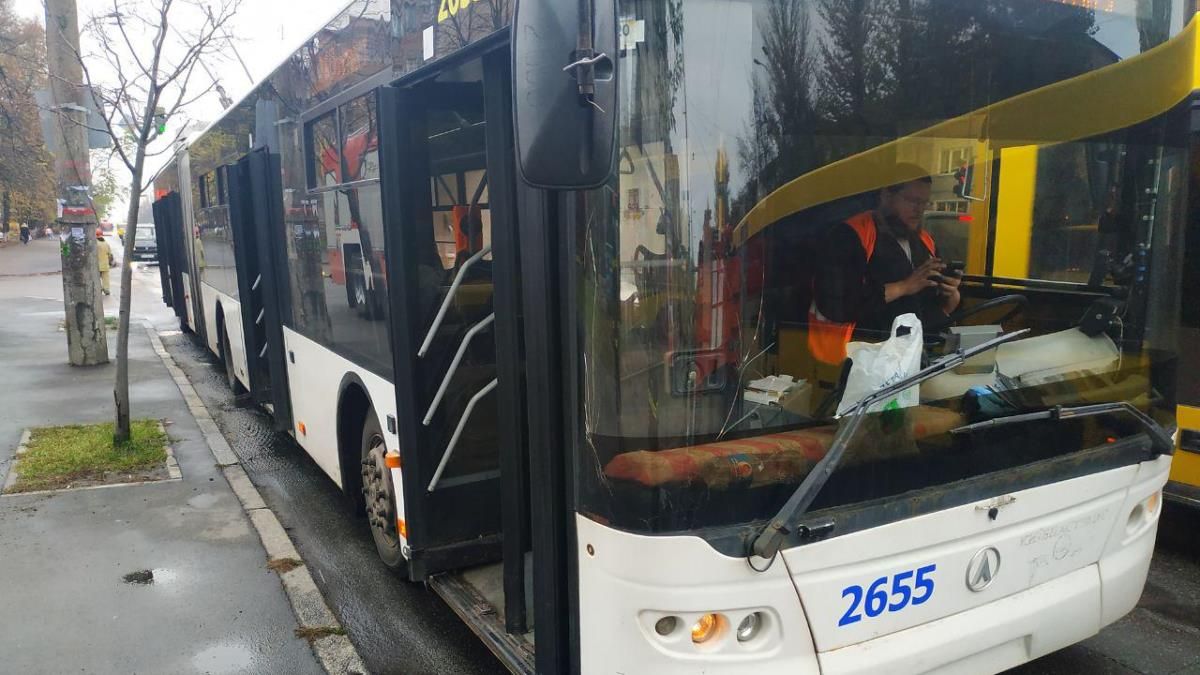 В Киеве загорелся троллейбус с пассажирами