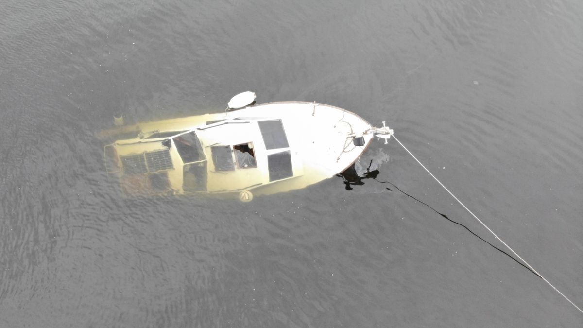Появилось видео тонущей яхты на Днепре в Киеве: как спаслись пассажиры судна
