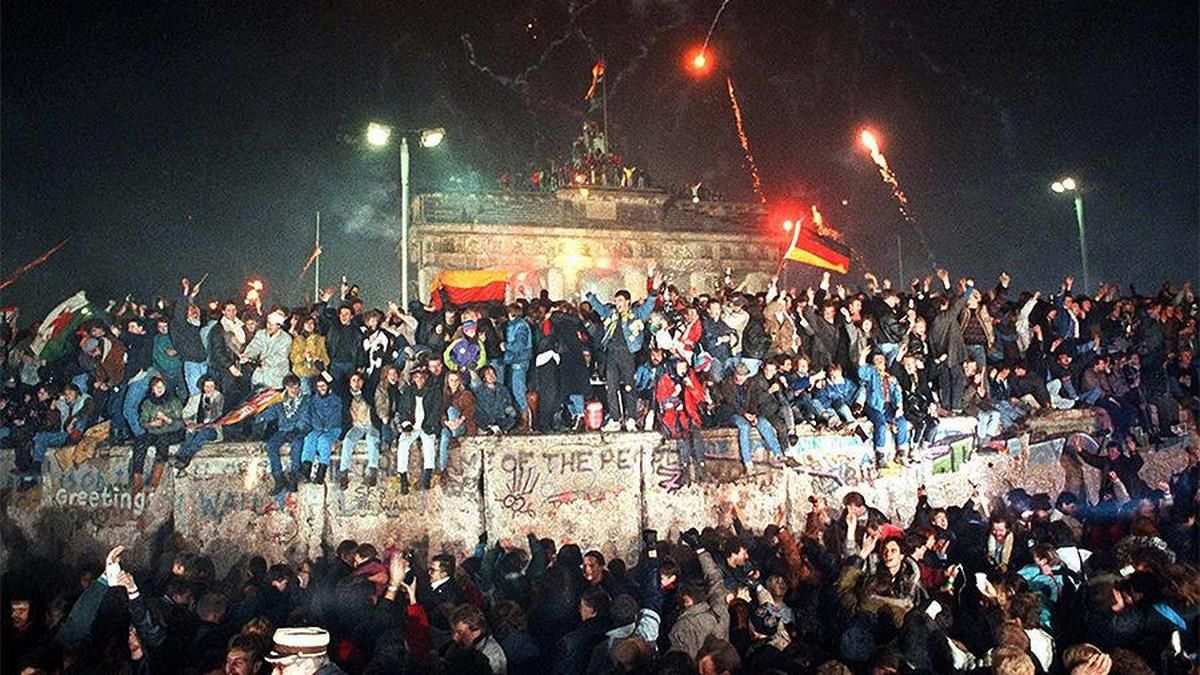 Годовщина падения Берлинской стены, в Петровском развели войска, а боксер Дуайт Ричи умер во время спарринга: ТОП новостей дня