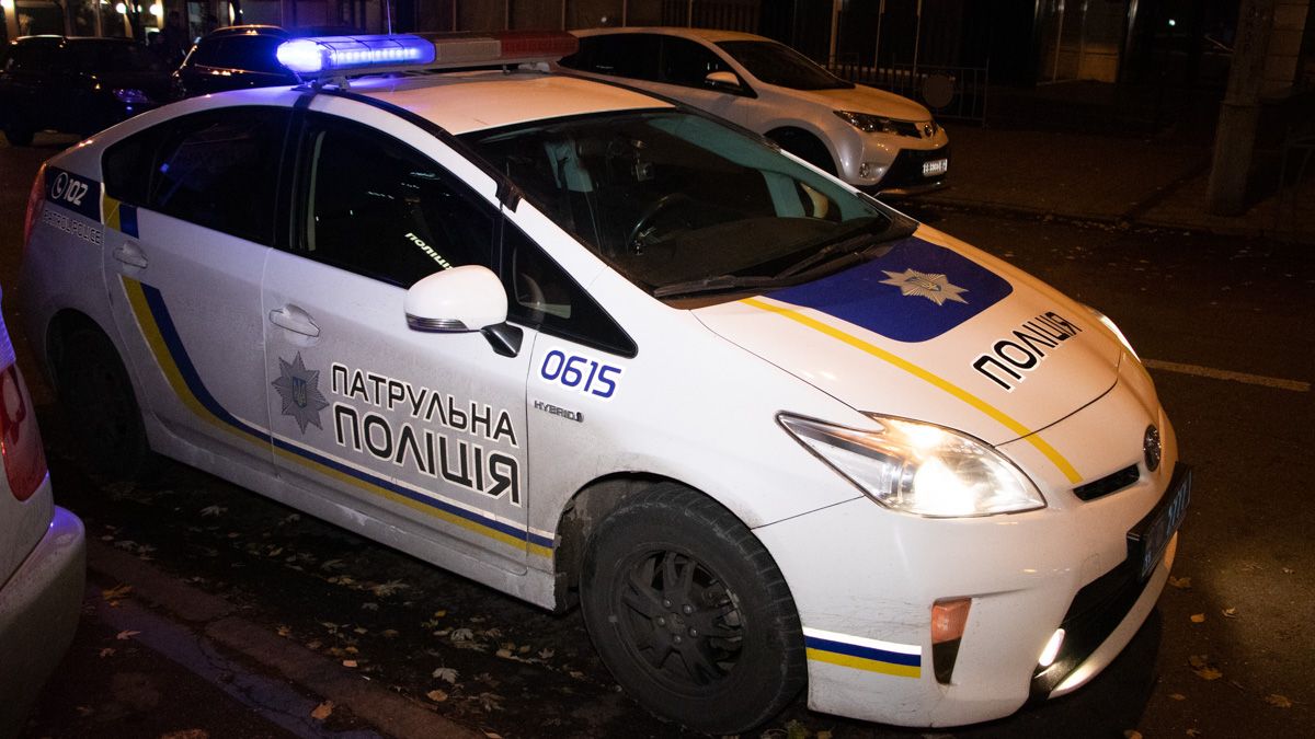 В центре Киева парень прокусил знакомому руку и выпрыгнул с третьего этажа