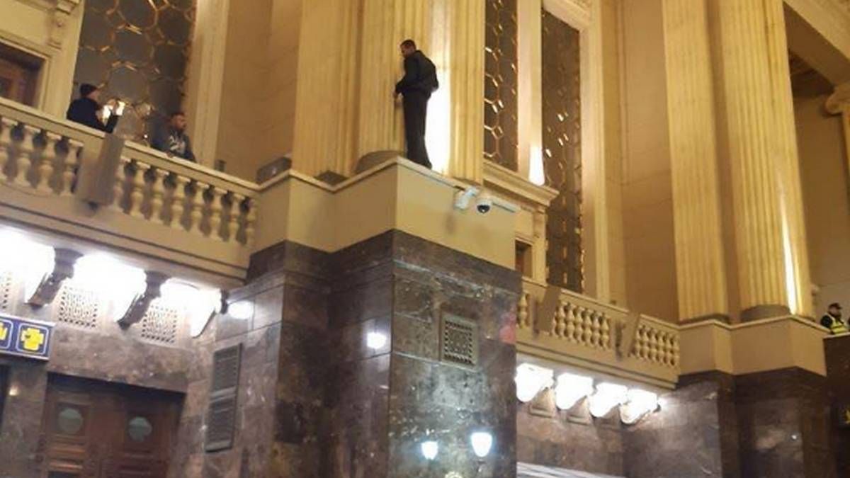В Киеве мужчина залез на колонну вокзала и пытался покончить с собой