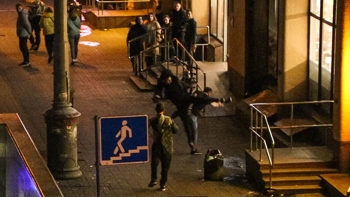 В Киеве на Бессарабке трое иностранцев устроили конфликт и подрались между собой: видео