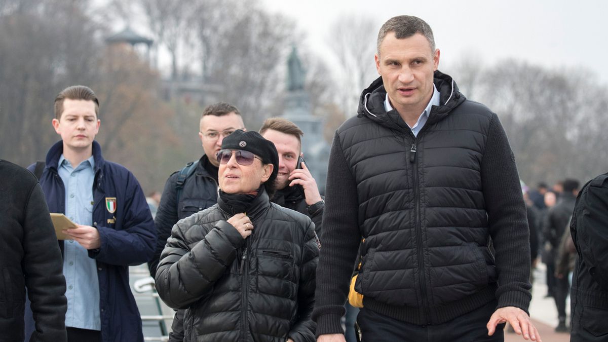 Лидер группы Scorpions прогулялся по Киеву с Кличко и спел с уличными музыкантами