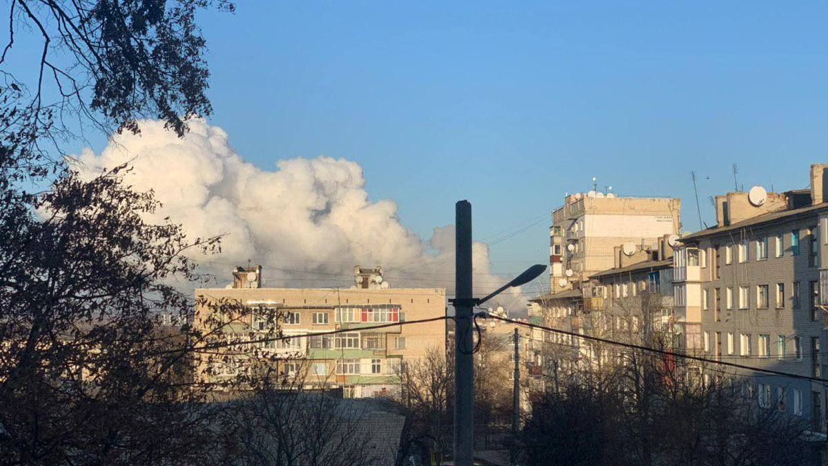 Взрывы в Балаклее, протесты в Грузии и скрытие лайков в Instagram: ТОП новостей дня