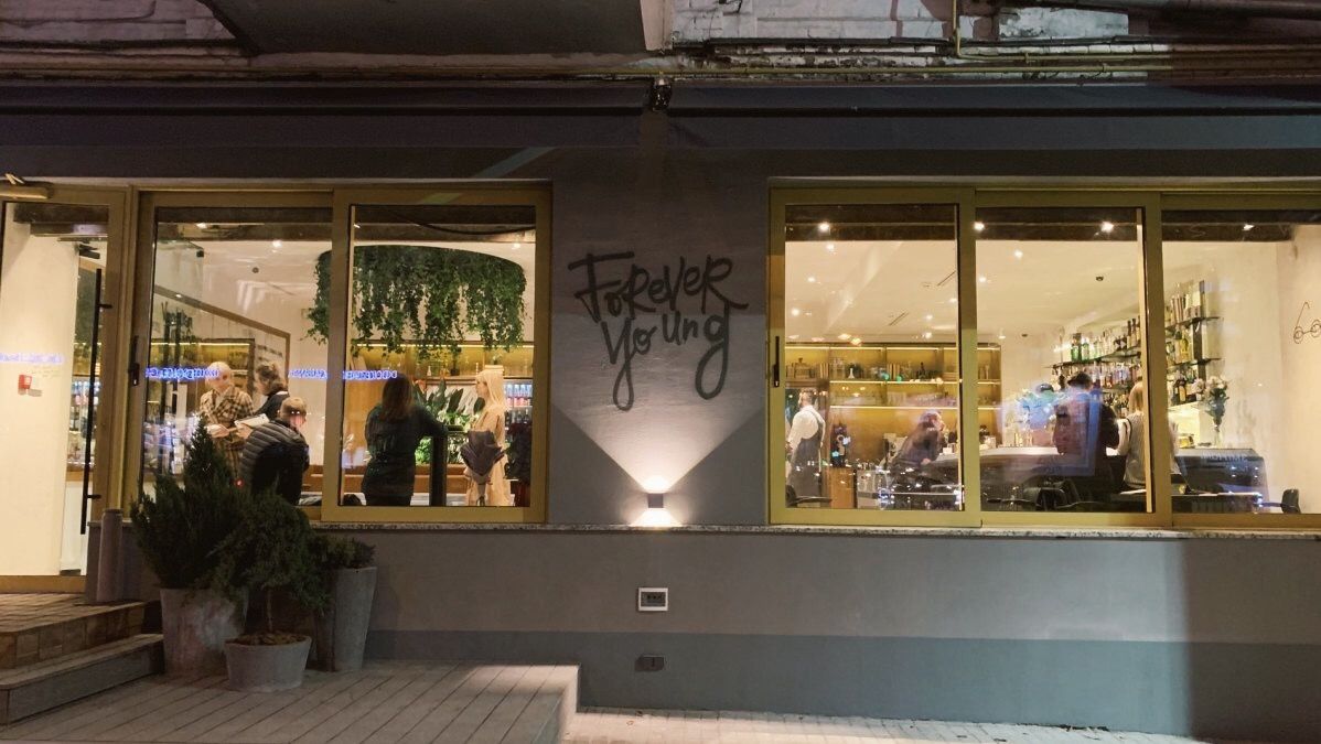 В Киеве на Бессарабке открылся ресторан "Forever Young", который напомнит всем о вечной молодости: меню и цены