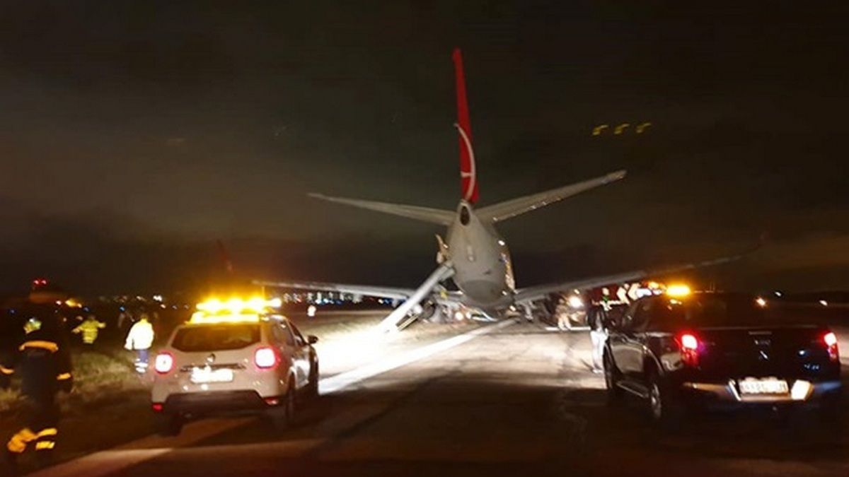 В Одессе у самолета с пассажирами при посадке отлетело шасси