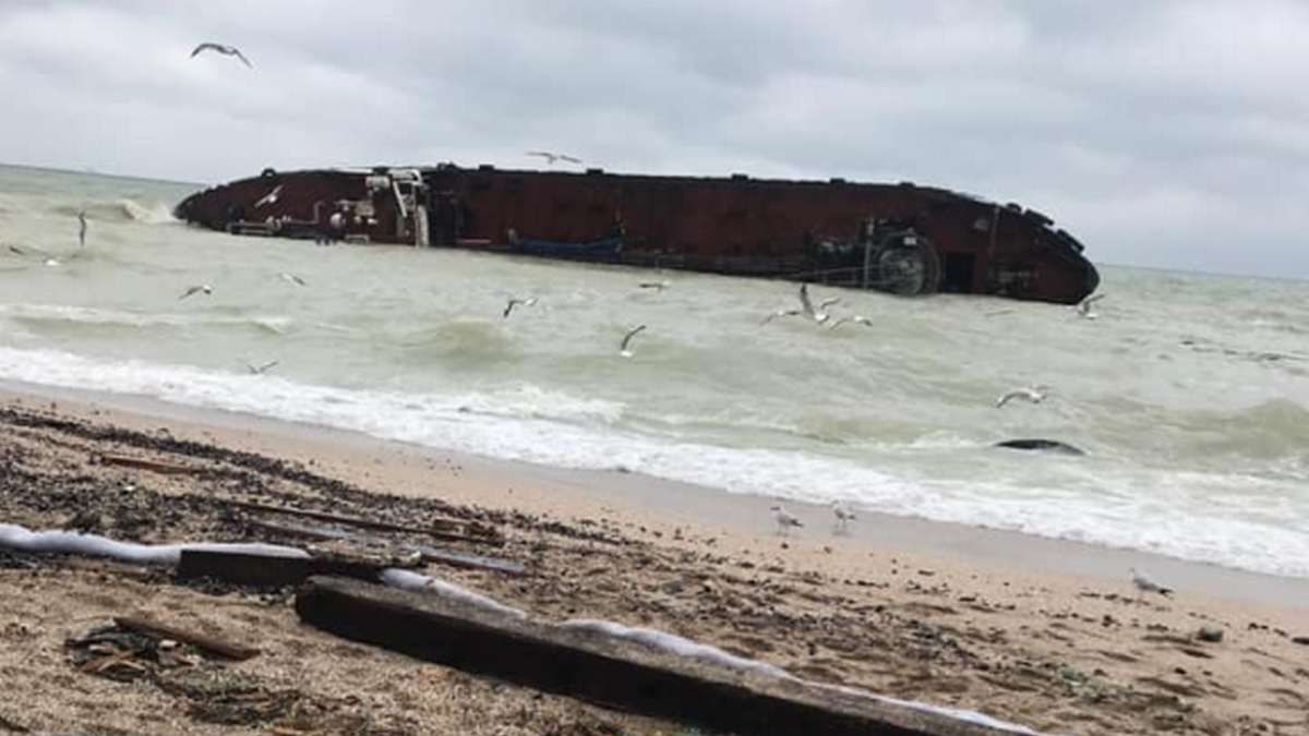 Авария танкера под Одессой, шторм в Азовском море и задержание судна с украинцами в Малайзии: ТОП новостей дня