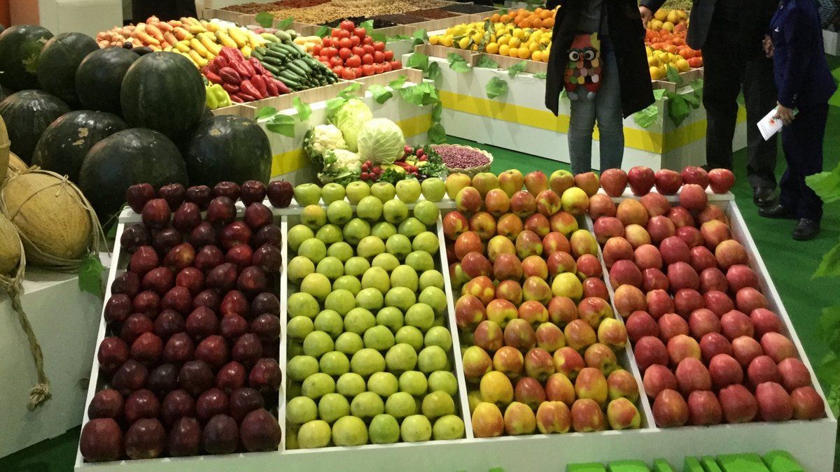 В Киеве проходят продуктовые ярмарки: где купить свежую айву, гранаты и хурму