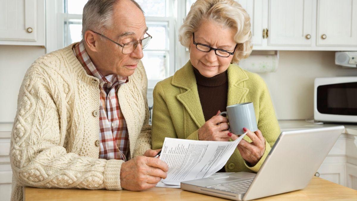 Где взять денег до зарплаты и как взять кредит онлайн студентам и пенсионерам