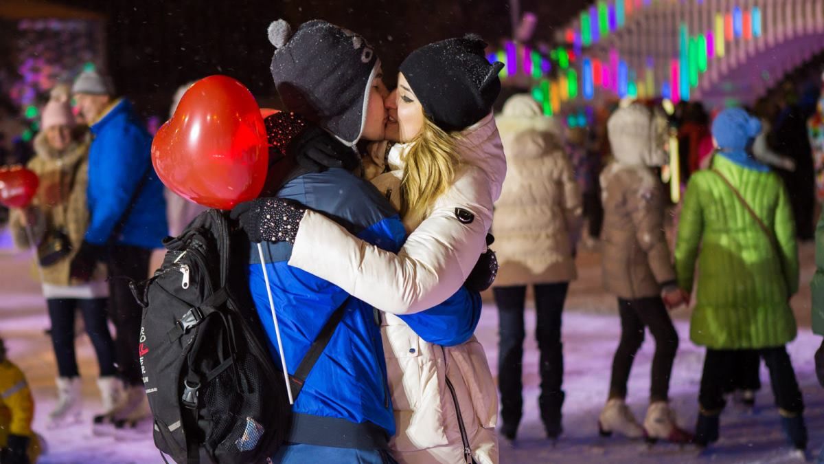 В центре Киева открылся бесплатный романтический каток