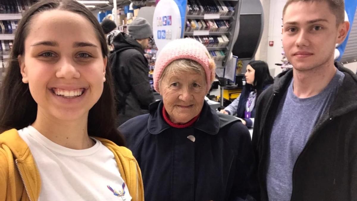 В супермаркетах Киева прошел добрый флешмоб #letshelpbabusya