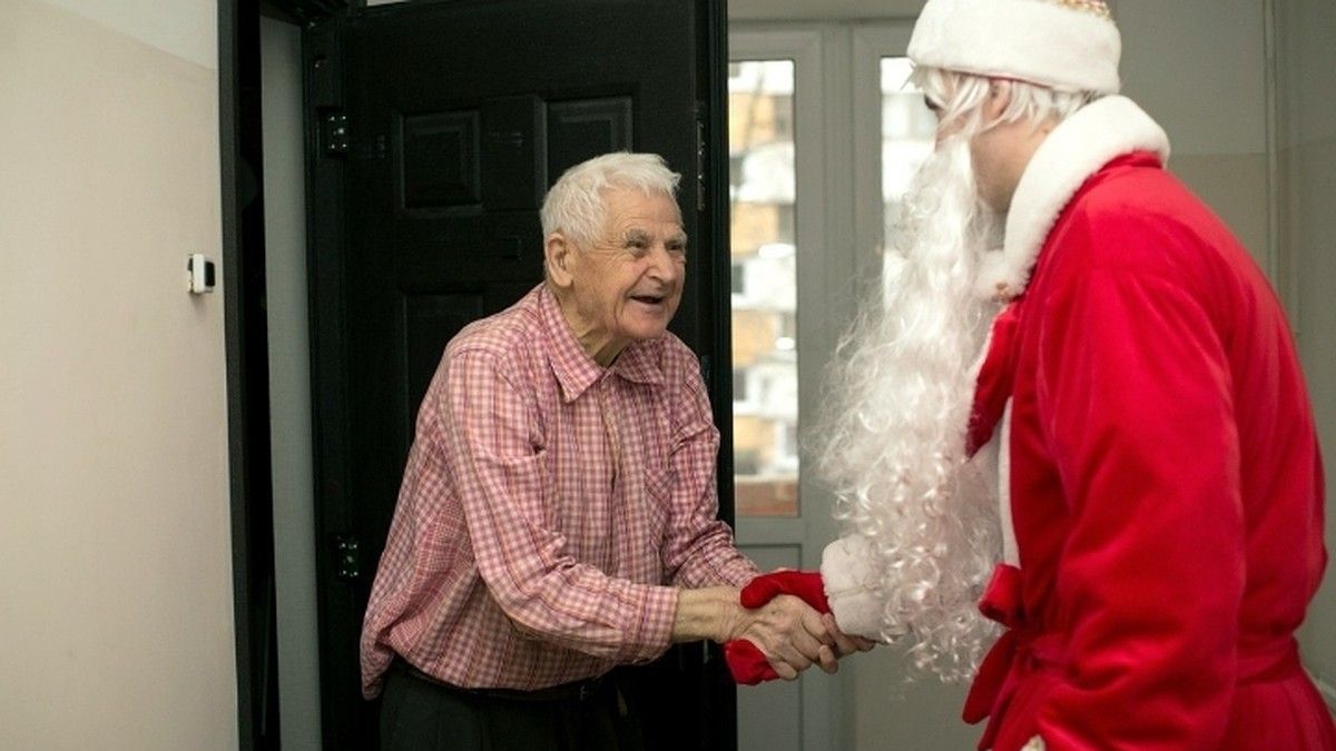 Фонд Let’s help предлагает стать Санта Клаусом для бабушек и дедушек: что нужно делать