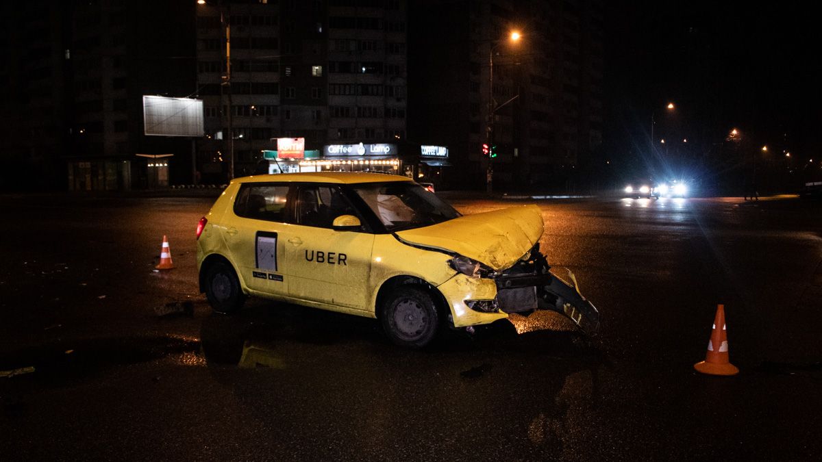 В Киеве на Троещине такси Uber отправил Volkswagen в бетонное ограждение: пострадал мужчина