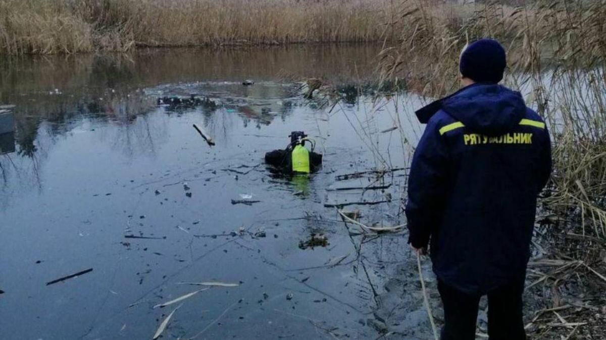 Под Киевом из озера достали тела двух мужчин
