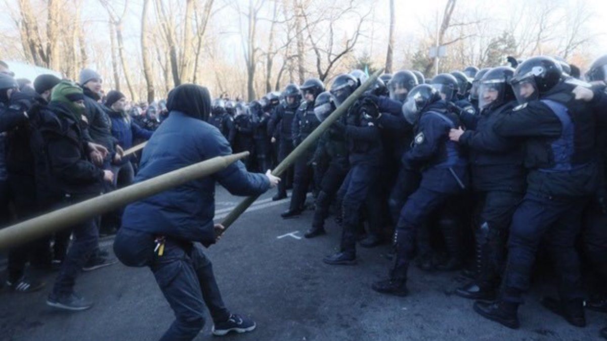 В Киеве под Верховной Радой митингующие подрались с правоохранителями: двое полицейских в больнице