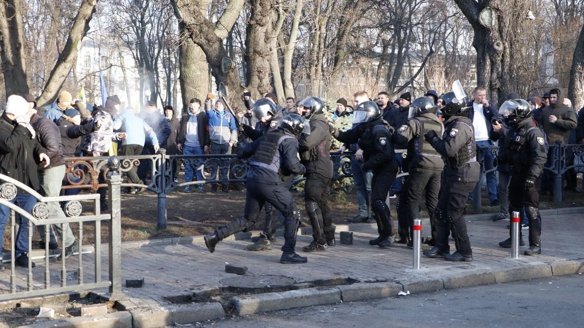 Во время стычек полиции и активистов умер мужчина: все, что известно