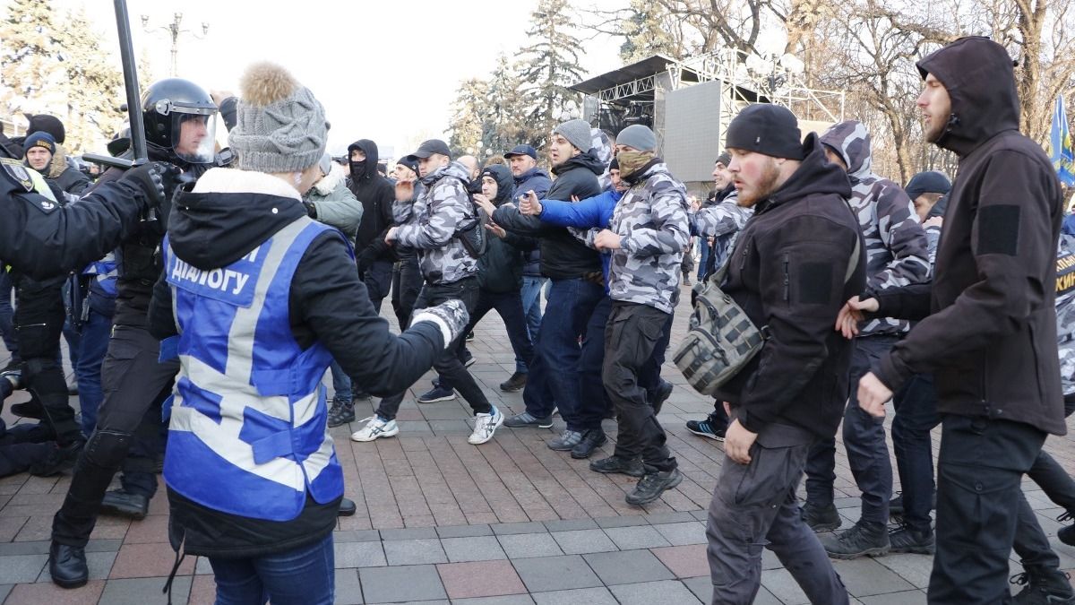 Протесты под Верховной Радой, смерть стримера Мопса и обвал шахты в Китае: ТОП новостей дня