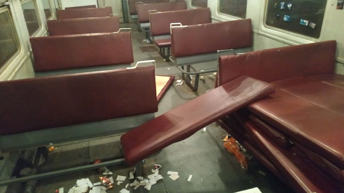 Футбольные хулиганы разгромили вагон электрички Нежин-Киев