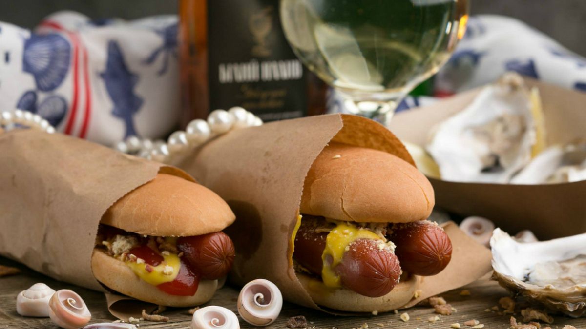 В Киеве на Оболони открыли пятый "Белый налив" с самыми вкусными хот-догами, устрицами и сидром