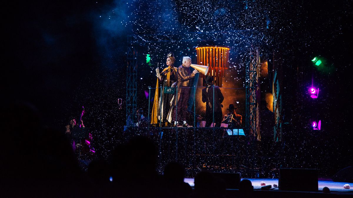 Трубадуры на входе и волшебный джаз: почему стоит посетить мюзикл "Серенада Солнечной долины" от Александра Меламуда