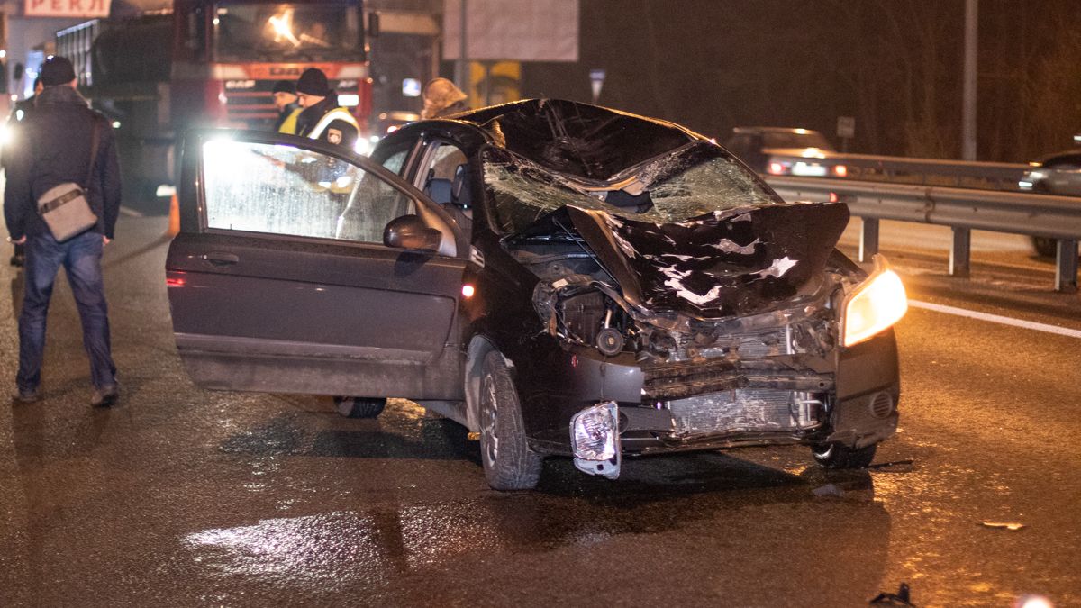 На въезде в Киев Chevrolet сбил двух велосипедистов: погибла супружеская пара