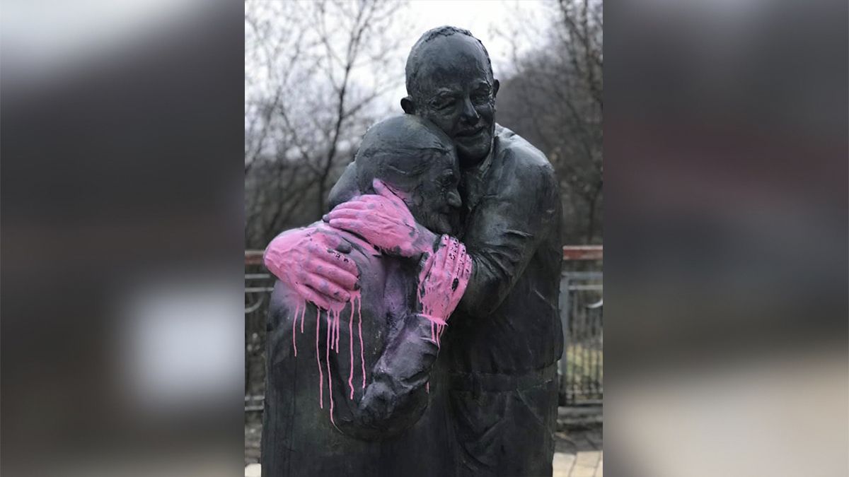 В центре Киева вандалы облили краской скульптуру «История любви»