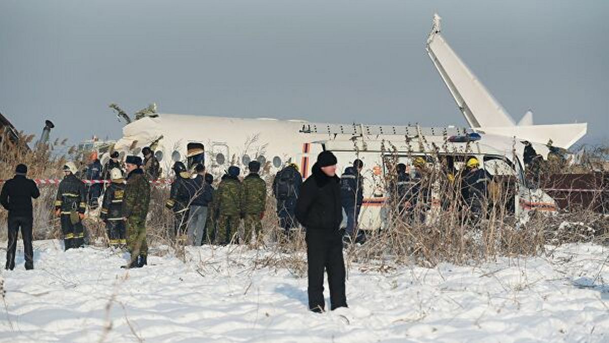 Падение самолета в Казахстане, "Газпром" выплатил Украине 3 миллиарда долларов, а в Италии лавина убила альпинистов: ТОП новостей дня