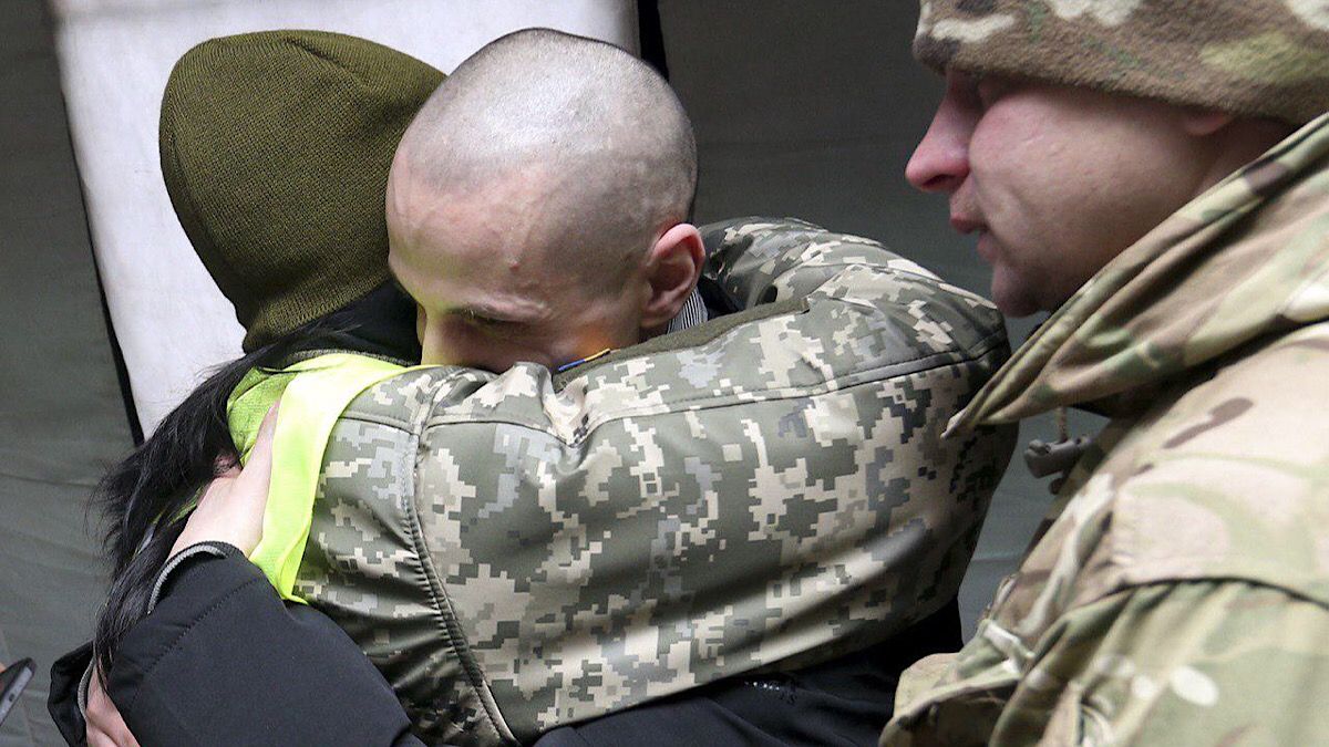 Обмен пленными, победитель "Х-фактора" и новый рекорд пребывания в космосе: ТОП новостей дня