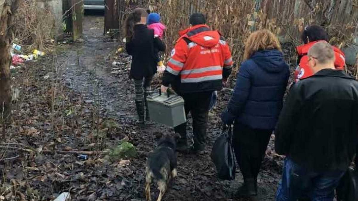 В Киеве семья с маленькими детьми жила в грязной заброшке без тепла и света