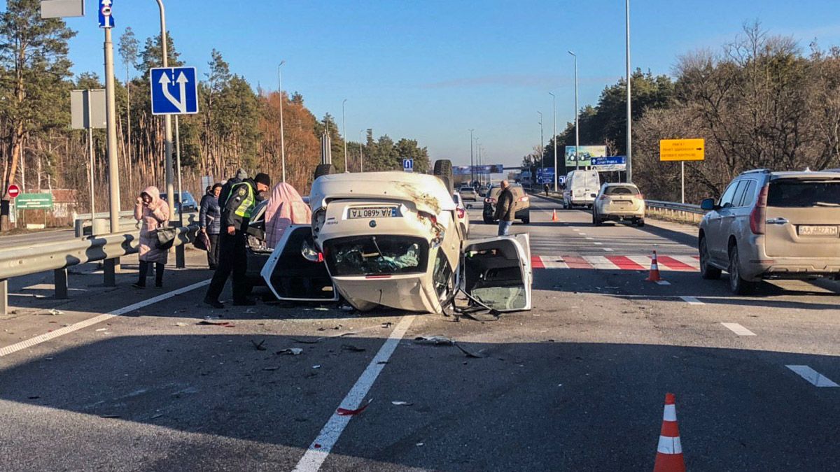 Под Киевом Skoda врезалась в Hyundai и перевернулась на Mitsubishi