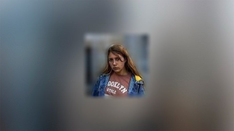 Под Киевом пропала 15-летняя девушка с рыжими волосами и в синей куртке