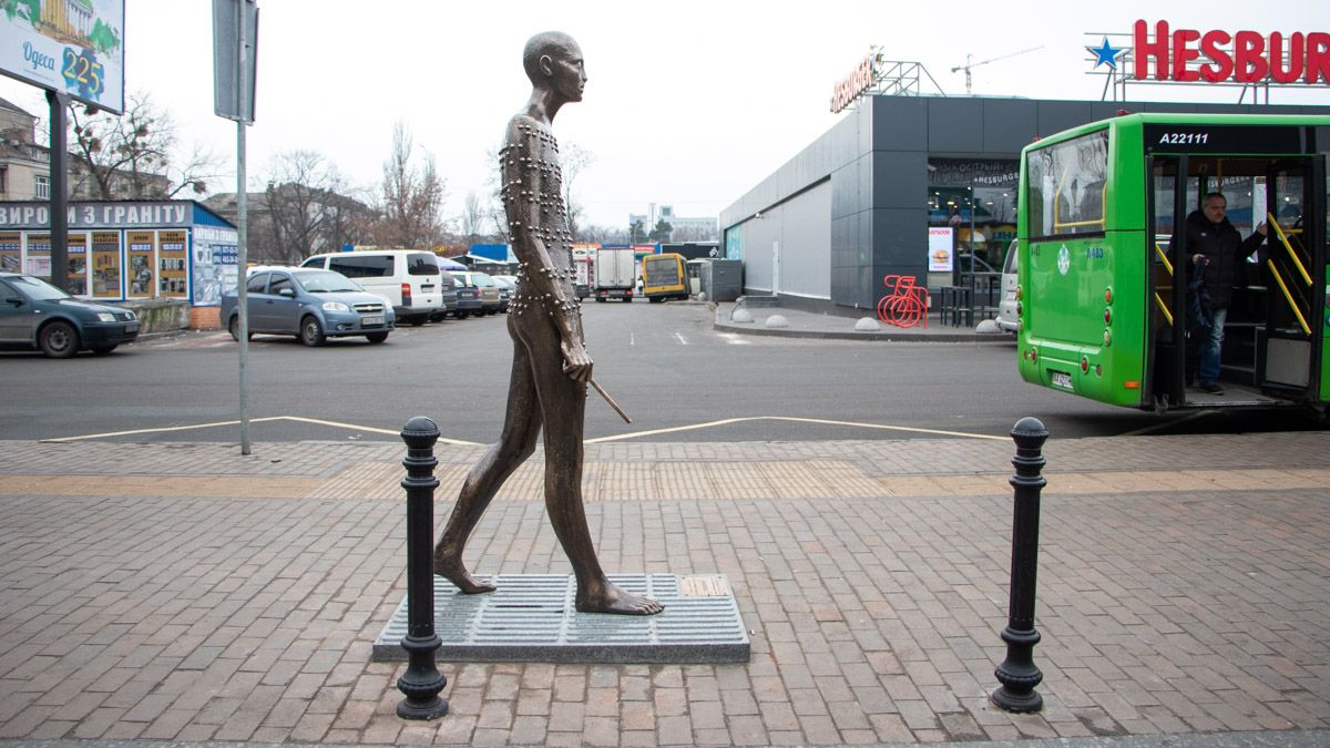 В Киеве на Дарнице вандалы сломали памятник незрячему человеку