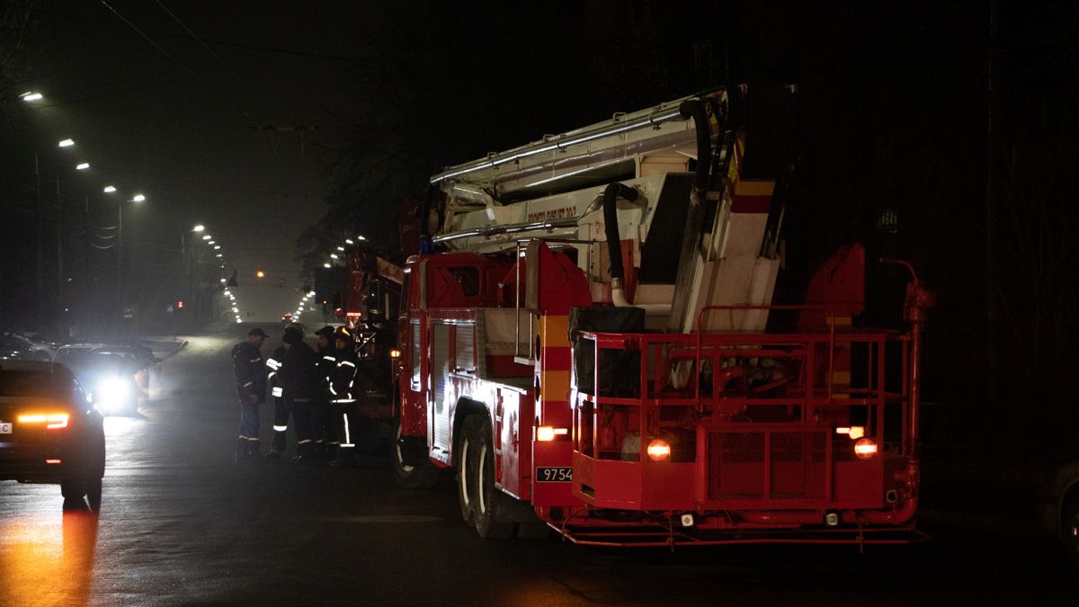 Под Киевом мужчина хотел спрыгнуть с крыши с 3-летней дочкой на руках