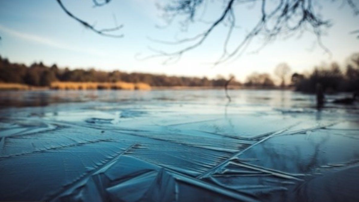 Под Киевом 35-летняя женщина поссорилась с мужчиной и пошла на лед, чтобы покончить с собой